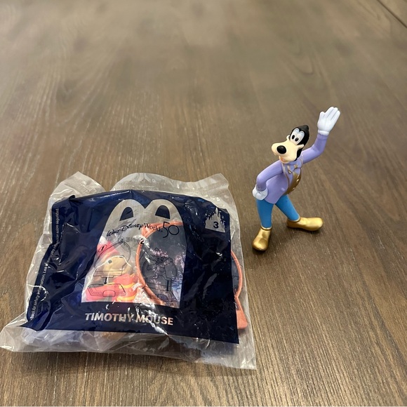 Disney 2021 McDonald’s Toys Goofy and‎ Timothy Mouse - Picture 1 of 4